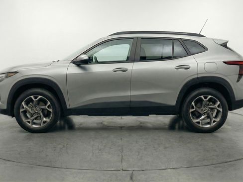 Used 2025 Chevrolet Trax LT image 3