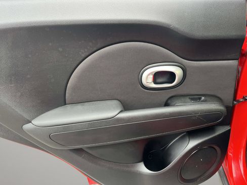 Used 2016 Kia Soul + image 17