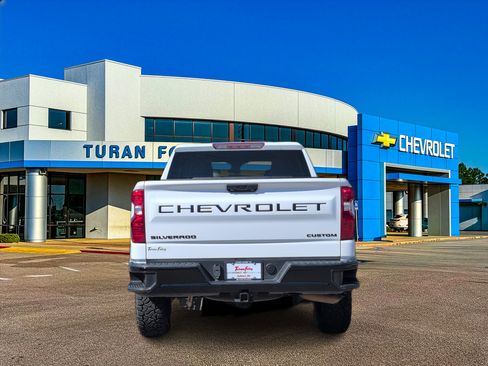 Used 2024 Chevrolet Silverado 1500 Custom Trail Boss w/ LPO, Dark Essentials Package image 4