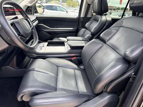 Used 2025 Lincoln Navigator Reserve AWD/4WD image 18