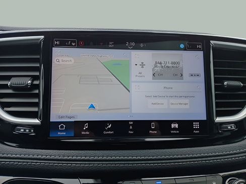 Used 2024 Chrysler Pacifica Premium image 16