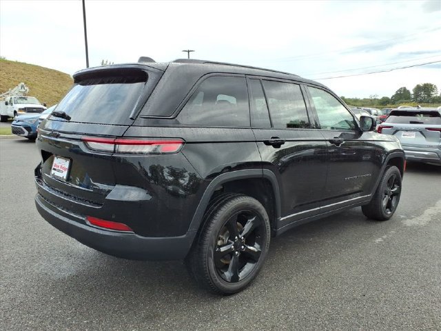 Used 2025 Jeep Grand Cherokee Limited w/ Black Appearance Package AWD/4WD image 5