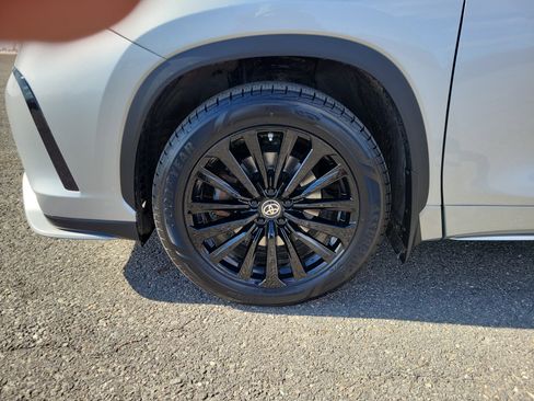 Used 2023 Toyota Highlander XSE image 12