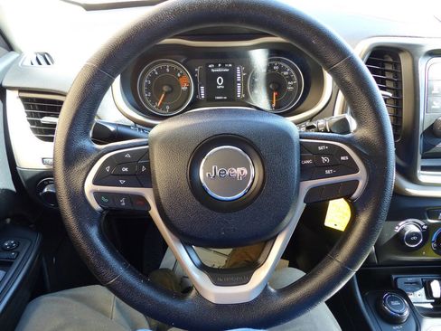 Used 2016 Jeep Cherokee Sport image 39