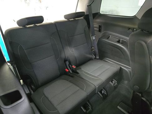 Used 2023 GMC Acadia SLE w/ Driver Convenience Package image 16