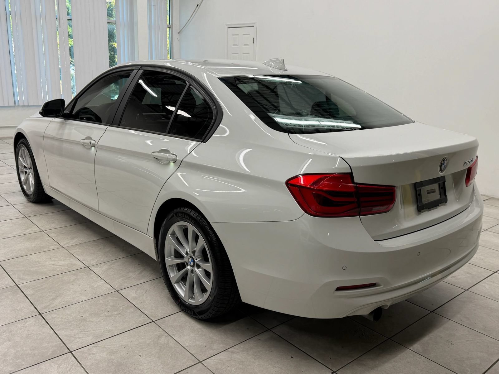 Used 2017 BMW 320i Sedan RWD image 7