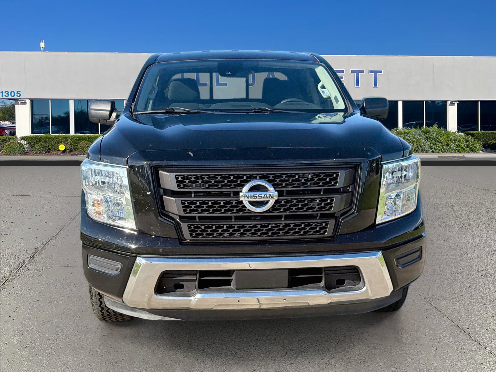 Used 2022 Nissan Titan SV w/ Accessory Utility Package RWD image 2