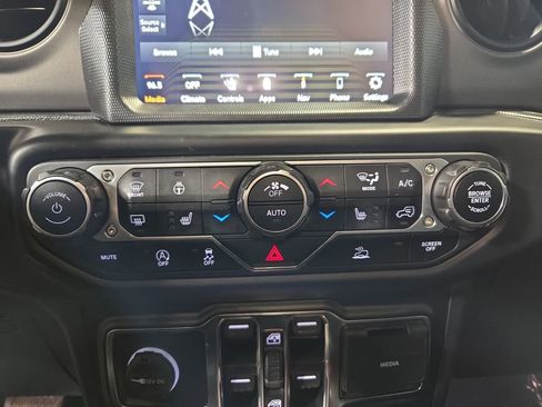 Used 2022 Jeep Wrangler Unlimited Sport AWD/4WD image 25