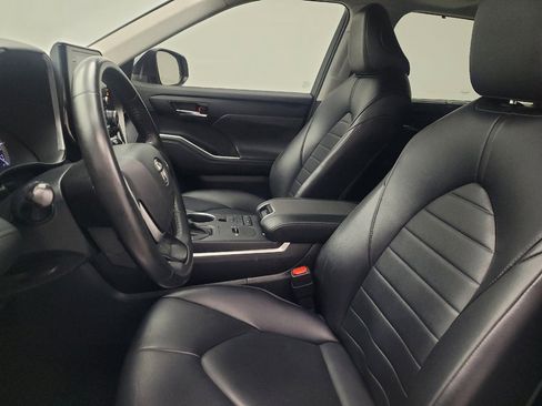 Used 2022 Toyota Highlander XLE FWD image 17