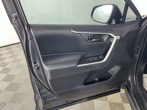 Used 2021 Toyota RAV4 LE AWD/4WD image 16