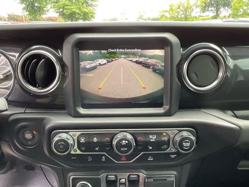 Used 2023 Jeep Wrangler Unlimited Sahara AWD/4WD image 19