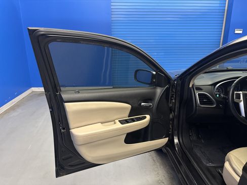 Used 2011 Chrysler 200 Limited FWD image 9
