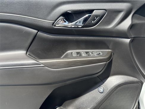 Used 2023 GMC Acadia SLT image 17