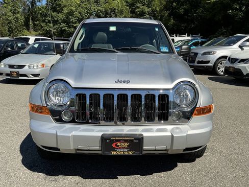 Used 2005 Jeep Liberty Limited AWD/4WD image 2