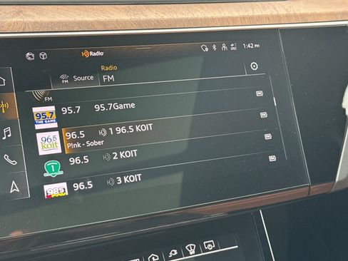 Used 2022 Audi e-tron Prestige w/ Prestige Package image 19