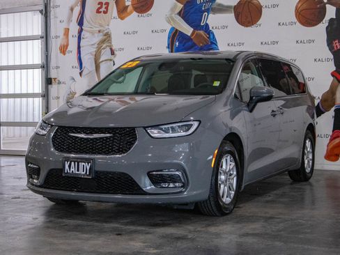 Used 2023 Chrysler Pacifica Touring-L image 20