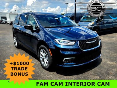 New 2025 Chrysler Pacifica Select w/ Uconnect Theater Family Group