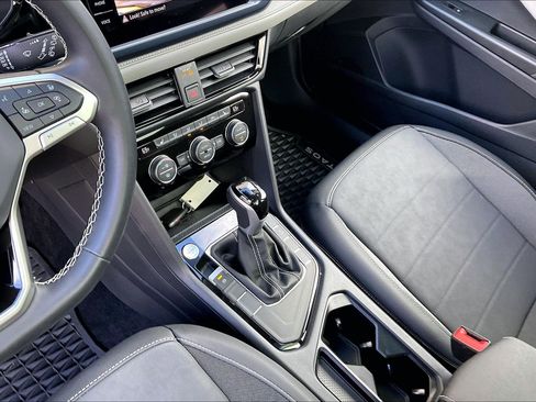 Certified 2024 Volkswagen Taos SE w/ Panoramic Sunroof Package image 17