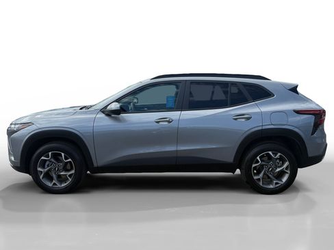 Used 2025 Chevrolet Trax LT FWD image 2