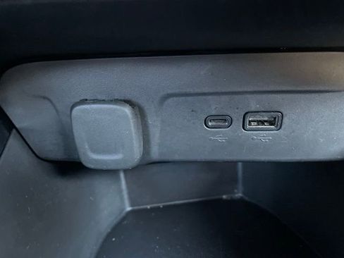 Used 2025 Chevrolet Trax RS FWD image 24