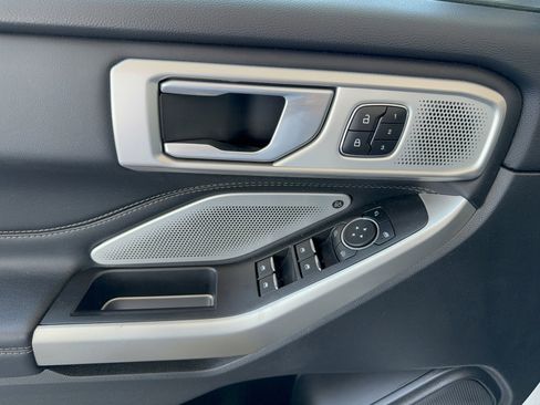 Certified 2023 Ford Explorer Limited w/ Limited Technology Package image 9