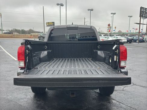 Used 2017 Toyota Tacoma TRD Sport RWD image 10