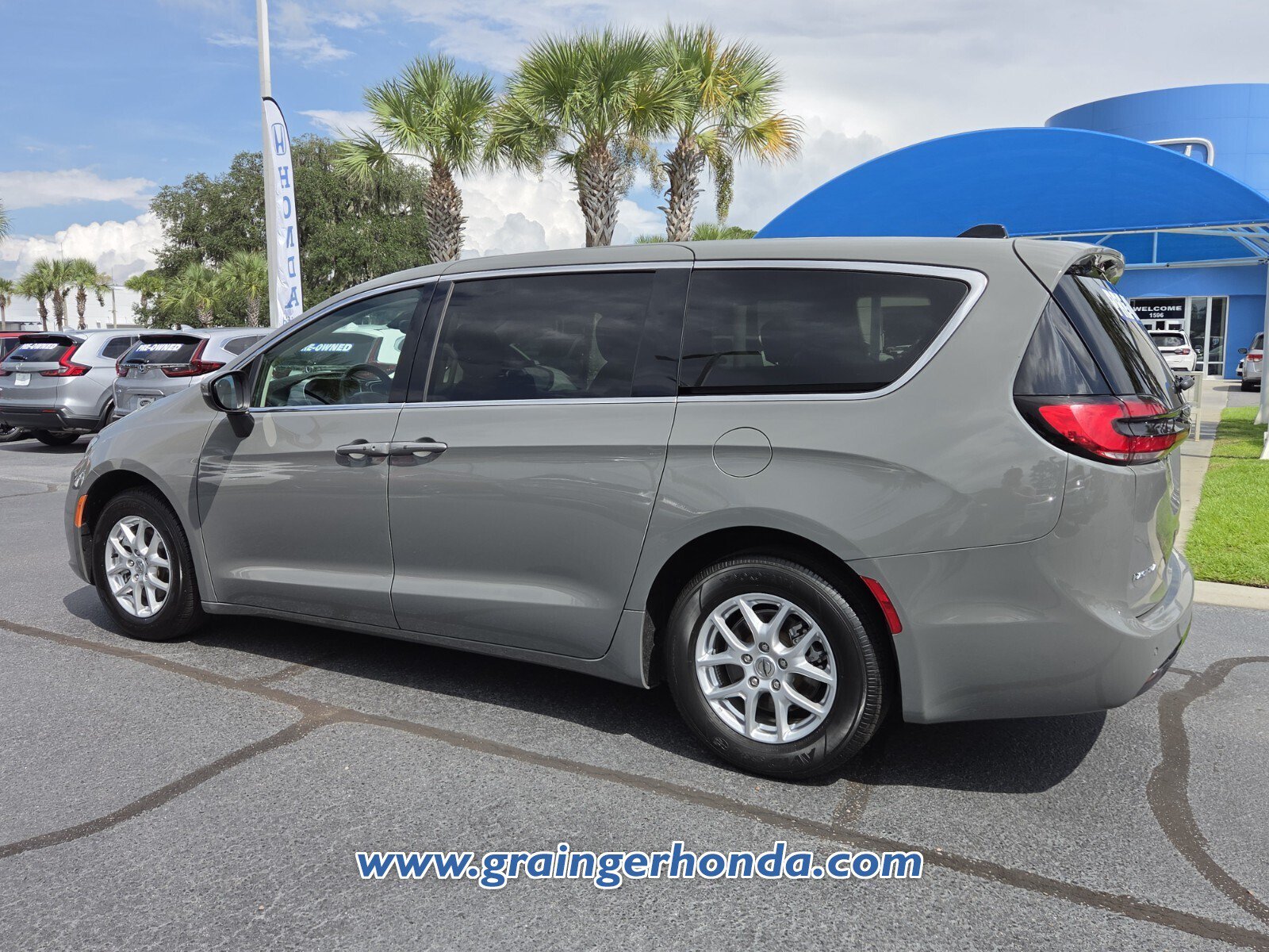 Used 2023 Chrysler Pacifica Touring-L FWD image 3