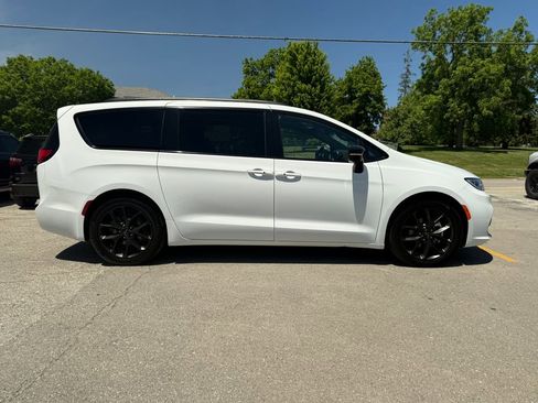 Used 2025 Chrysler Pacifica Limited FWD image 4