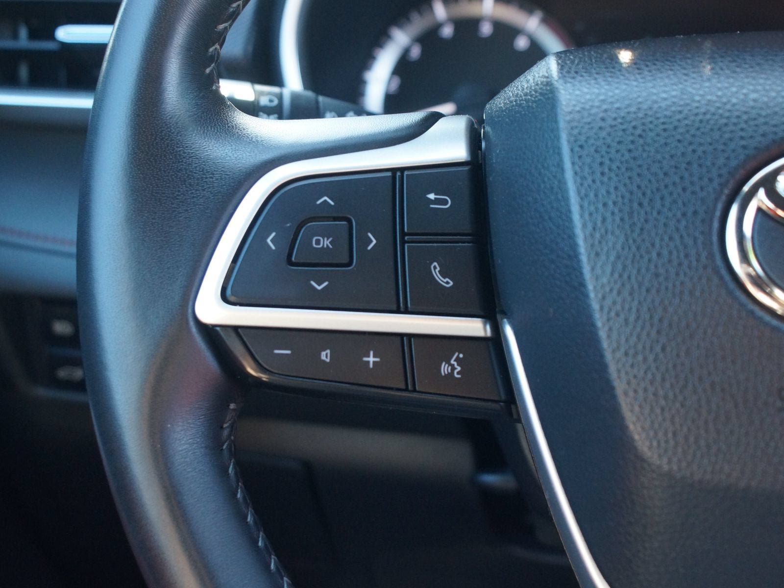 Used 2023 Toyota Highlander XSE FWD image 10