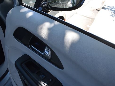 Used 2024 Chrysler Pacifica Touring-L FWD image 22