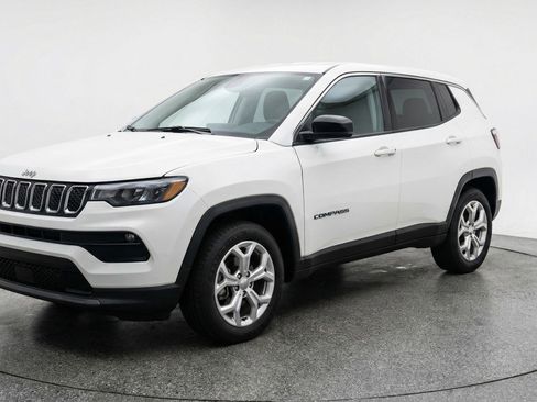 Used 2025 Jeep Compass Latitude image 3