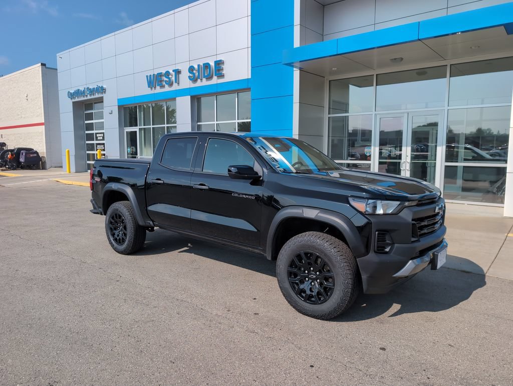 Used 2026 Chevrolet Colorado Trail Boss AWD/4WD image 2