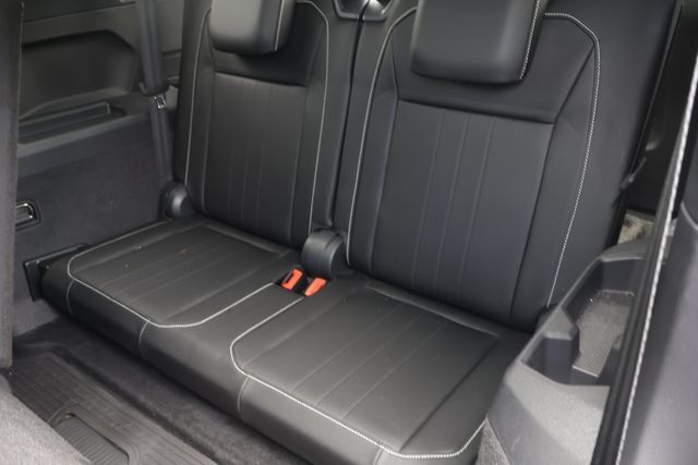 Certified 2023 Volkswagen Tiguan SE R-Line FWD image 19