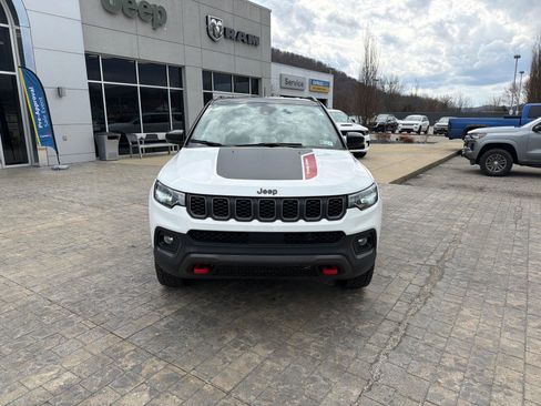 Used 2025 Jeep Compass Trailhawk image 3