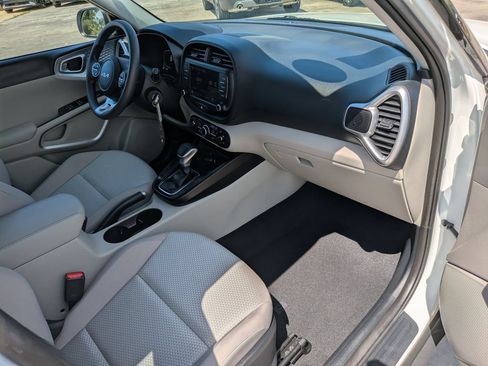 Certified 2025 Kia Soul LX w/ LX Technology Package FWD image 12