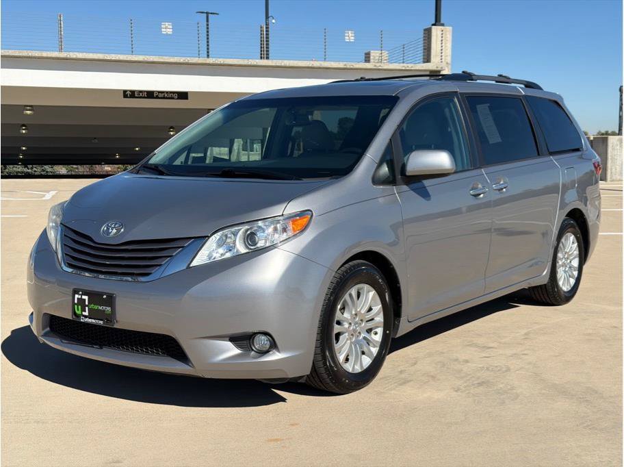 Used 2017 Toyota Sienna XLE w/ XLE Navigation Package FWD image 3