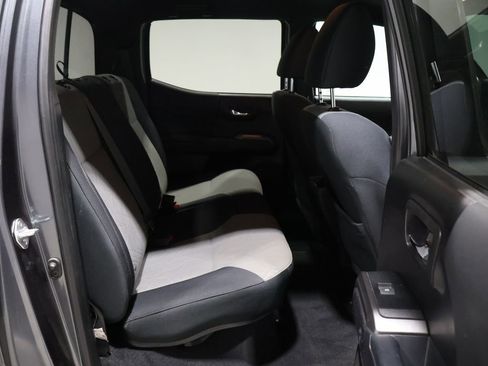 Used 2021 Toyota Tacoma TRD Sport w/ Technology Package image 18