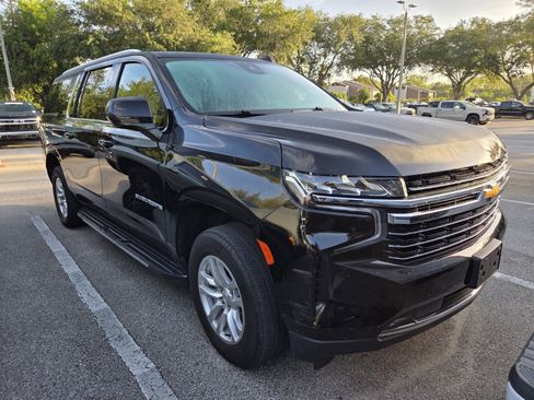 Used 2024 Chevrolet Suburban LT AWD/4WD image 2