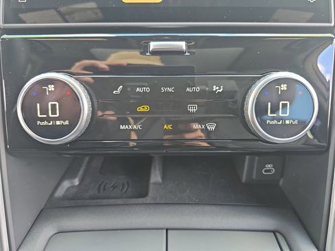 Used 2025 Land Rover Discovery Metropolitan Edition image 26