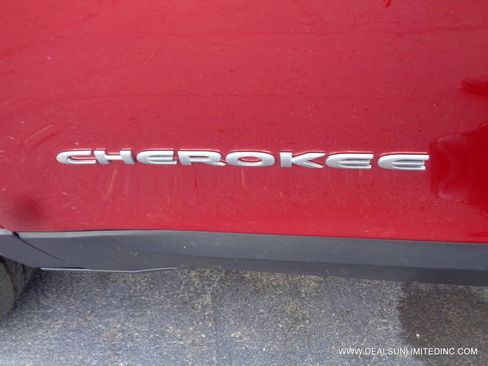Used 2017 Jeep Cherokee Latitude w/ True North Edition AWD/4WD image 5