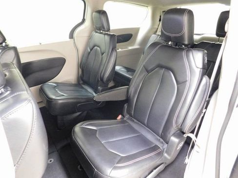 Used 2023 Chrysler Pacifica Touring-L image 10