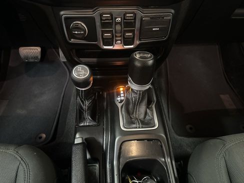 Used 2020 Jeep Wrangler Unlimited Sahara image 21