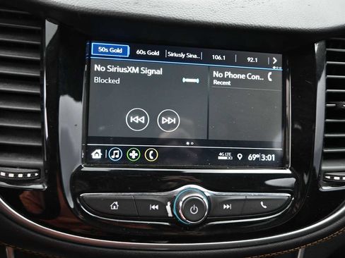 Used 2019 Chevrolet Trax LT w/ LT Convenience Package FWD image 12