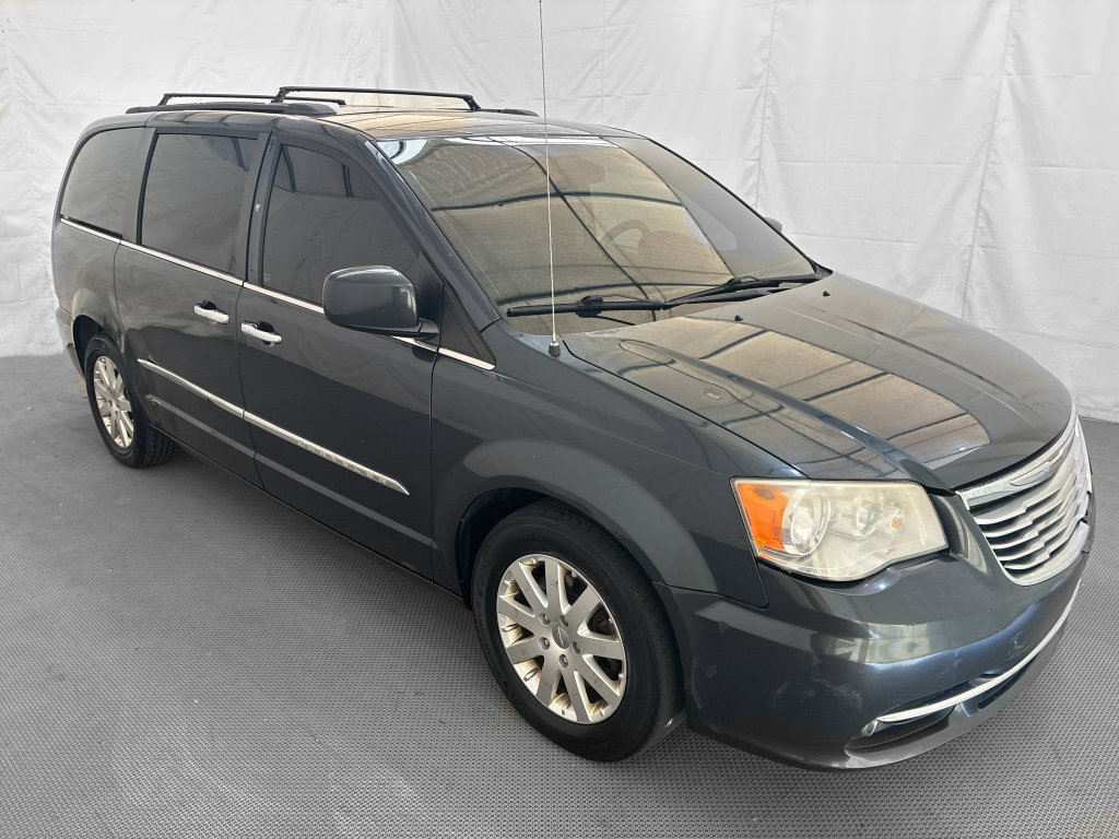 Used 2014 Chrysler Town & Country Touring w/ Driver Convenience Group FWD image 8
