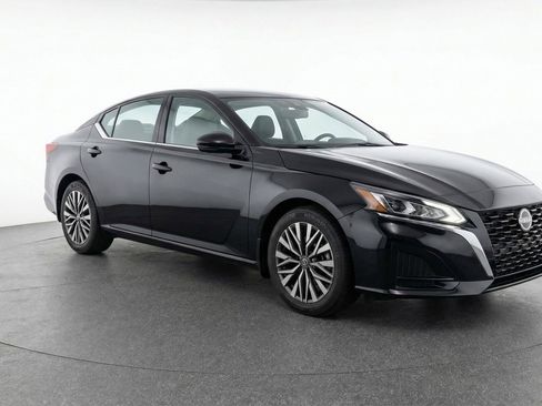 Used 2025 Nissan Altima 2.5 SV FWD image 1