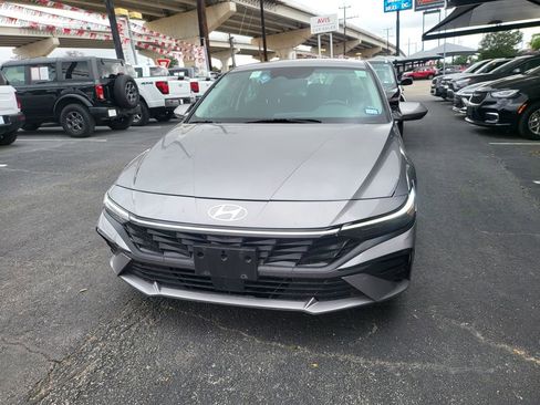 Used 2025 Hyundai Elantra SEL image 2