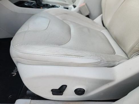 Used 2019 Jeep Cherokee Limited FWD image 22
