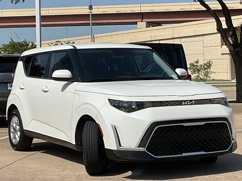 Used 2025 Kia Soul LX w/ LX Technology Package FWD image 3