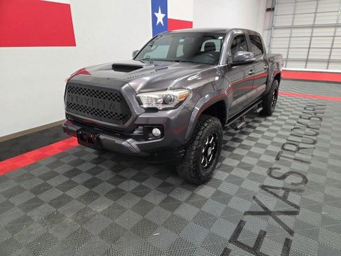 Used 2016 Toyota Tacoma TRD Sport image 3