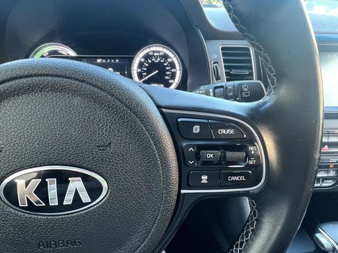 Used 2017 Kia Niro EX FWD image 21